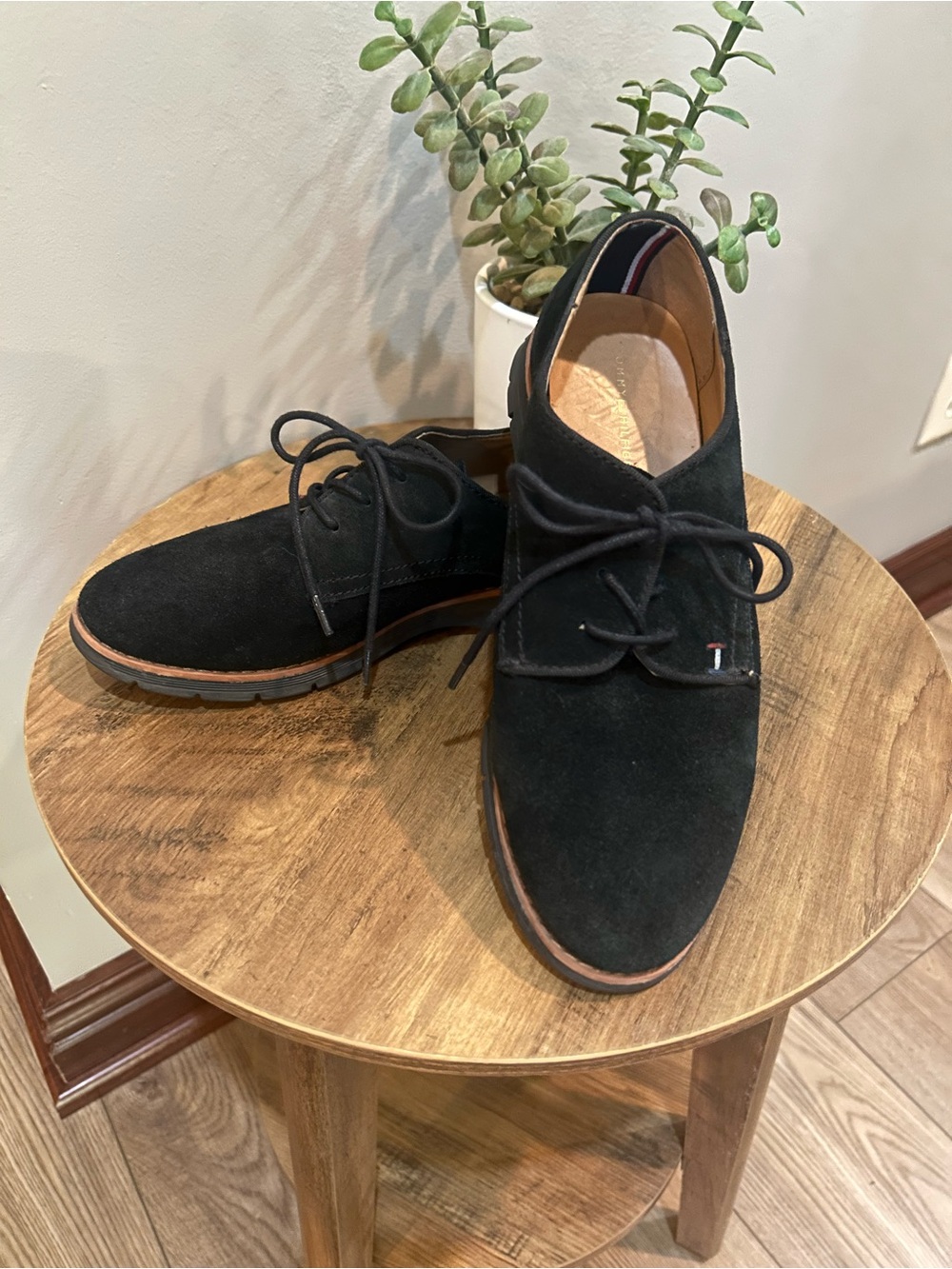 Tommy Hilfiger Taxi Black Suede Oxford Shoes Womenโs 7.5M Lace Up Comfort Flats
